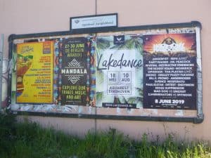 Posters plakken, affichage en wildplakken